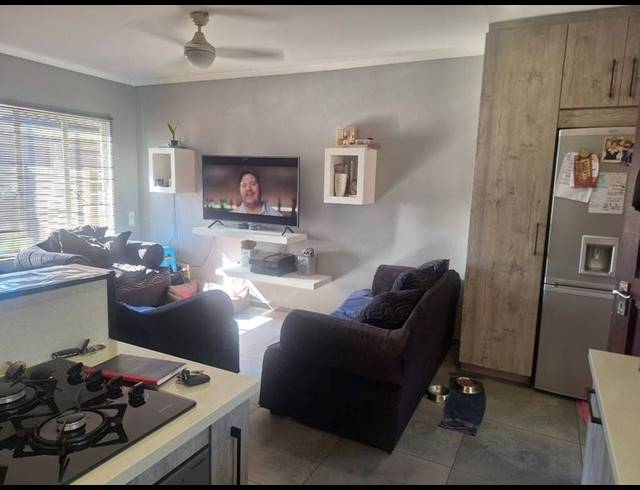 2 BEDROOM TOWNHOUSE FOR SALE IN ROOIHUISKRAAL NORTH
